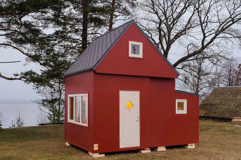HIS “UNFOLDING HOUSE” COMES PREFABRICATED AND CAN BE ASSEMBLED IN LESS THAN 3 HOURS!